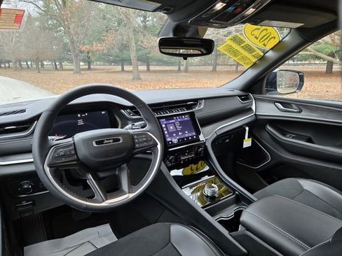 Used 2025 Jeep Grand Cherokee Altitude image 12