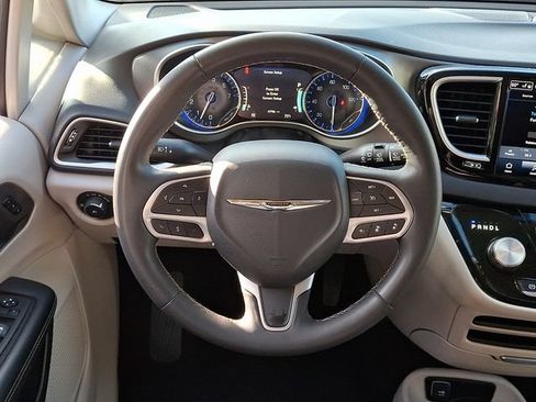 Used 2023 Chrysler Pacifica Touring-L FWD image 19