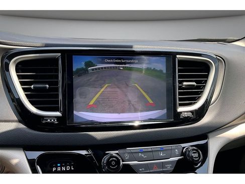 Used 2024 Chrysler Pacifica Touring-L FWD image 25