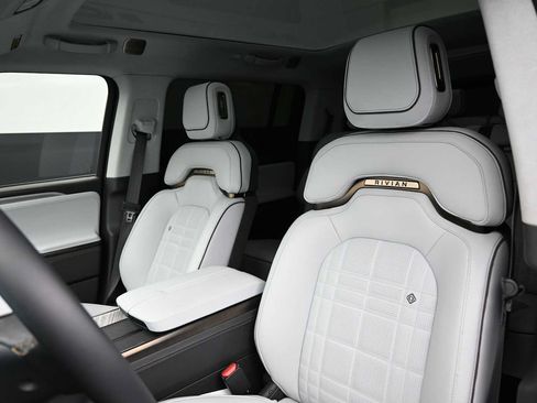 Used 2025 Rivian R1S Premium AWD/4WD image 5