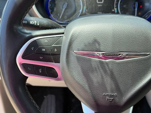 Used 2023 Chrysler Pacifica Touring-L FWD image 15