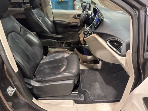 Used 2020 Chrysler Pacifica Touring-L image 35