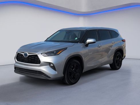 Used 2022 Toyota Highlander LE image 6