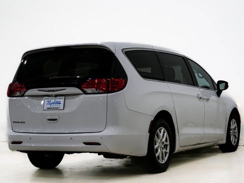Used 2017 Chrysler Pacifica LX image 6