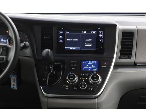 Used 2015 Toyota Sienna LE image 16