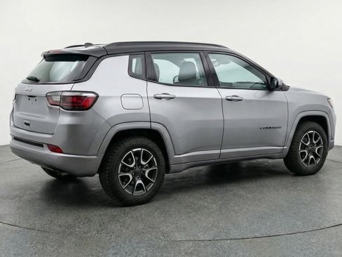 Used 2025 Jeep Compass Trailhawk image 9