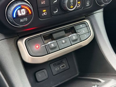 Used 2022 GMC Acadia Denali w/ Black Diamond Edition AWD/4WD image 17