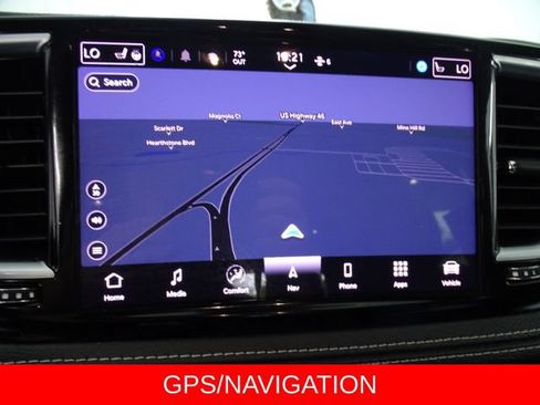 Certified 2025 Chrysler Pacifica Limited FWD image 13