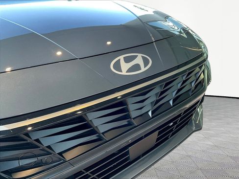 Used 2025 Hyundai Elantra Limited FWD image 30