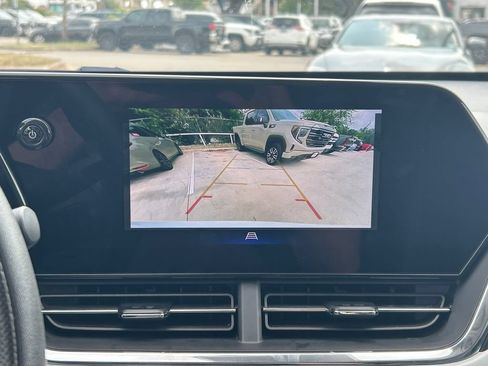 Used 2025 Chevrolet Trax LT FWD image 29