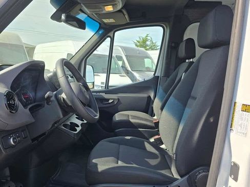 Used 2025 Mercedes-Benz Sprinter 2500 image 23