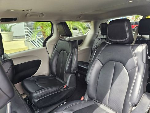 Used 2024 Chrysler Pacifica Limited FWD image 26