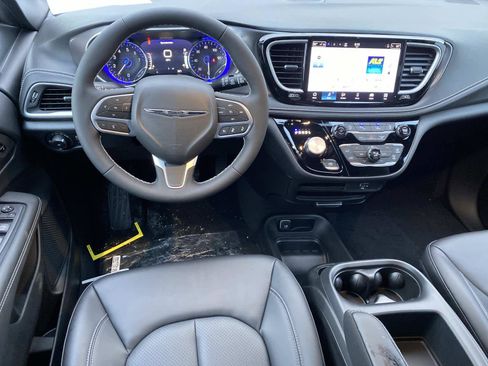 New 2026 Chrysler Pacifica Select image 9