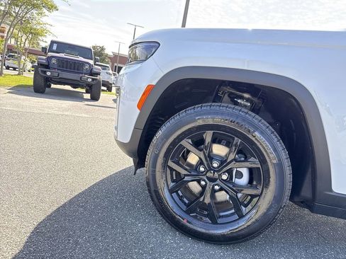 New 2026 Jeep Grand Cherokee Altitude image 10