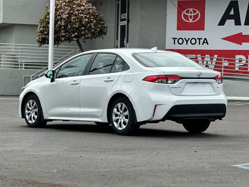 Used 2025 Toyota Corolla LE image 3