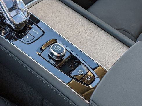 Certified 2025 Volvo XC90 B6 Plus image 20