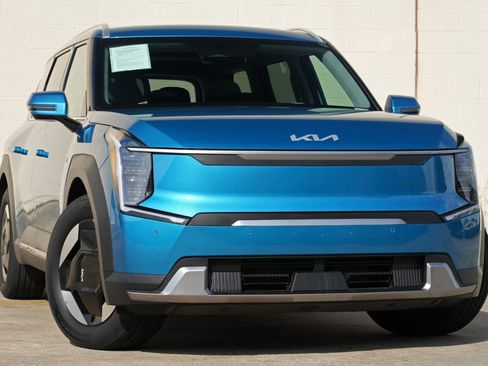 Used 2025 Kia EV9 Wind AWD/4WD image 2