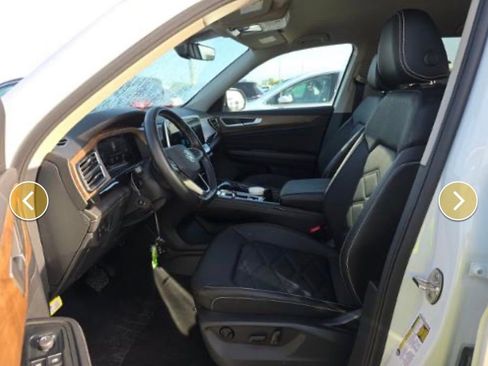 Certified 2025 Volkswagen Atlas SE image 3