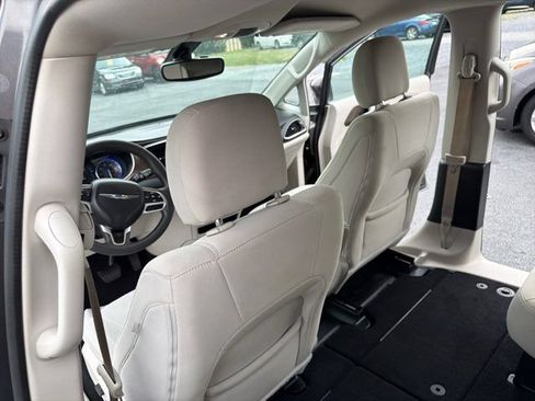 Used 2017 Chrysler Pacifica LX FWD image 18