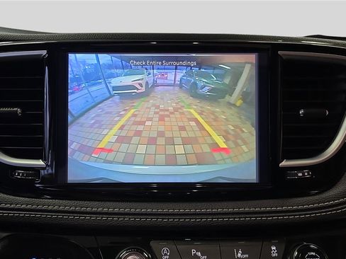 Used 2024 Chrysler Pacifica Limited image 19
