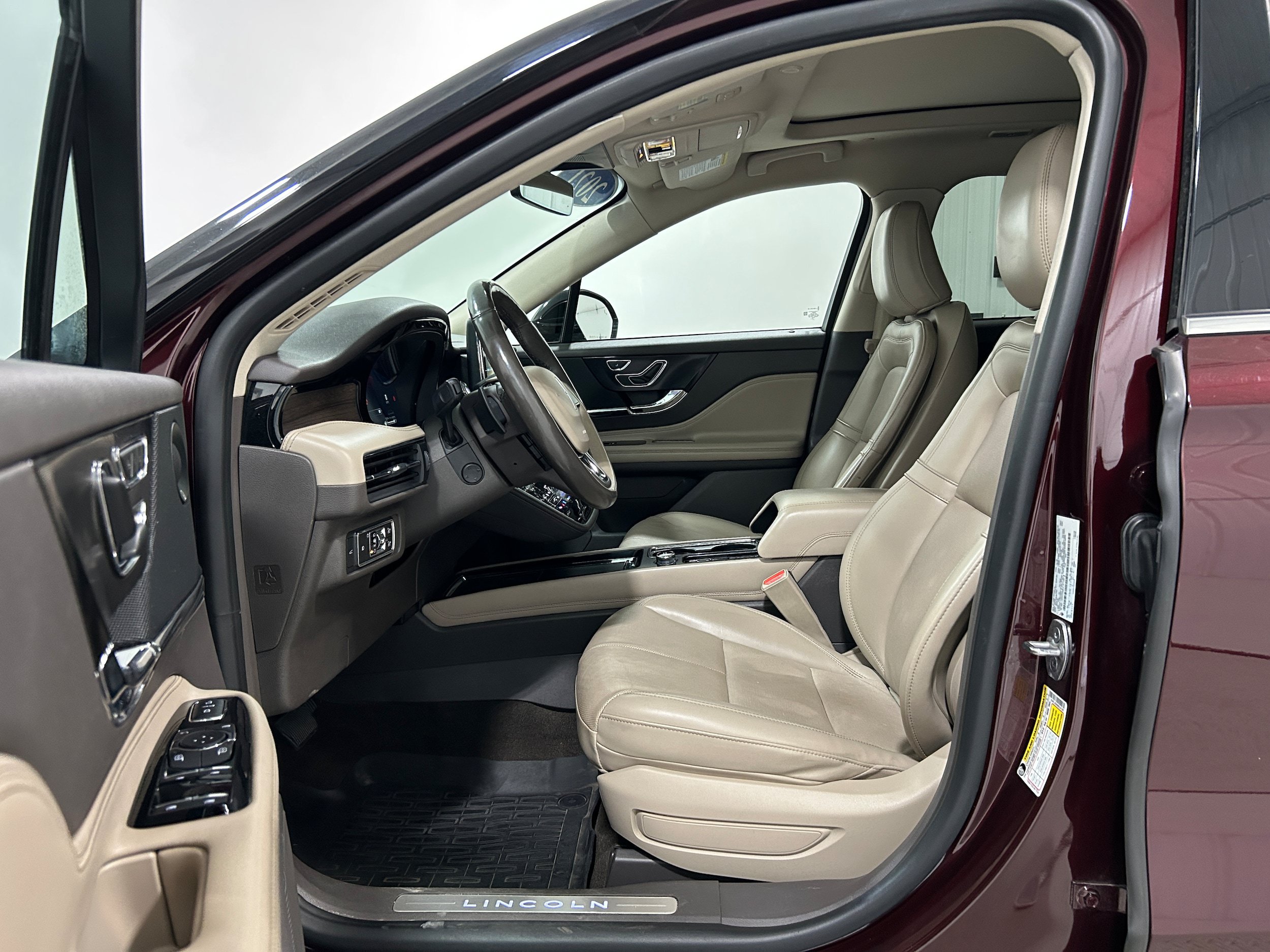 Used 2021 Lincoln Corsair Reserve w/ Equipment Group 201A AWD/4WD image 4