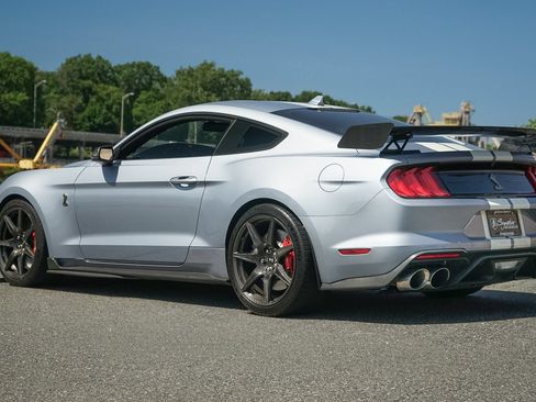 Used 2022 Ford Mustang Shelby GT500 w/ Carbon Fiber Track Pack RWD image 3
