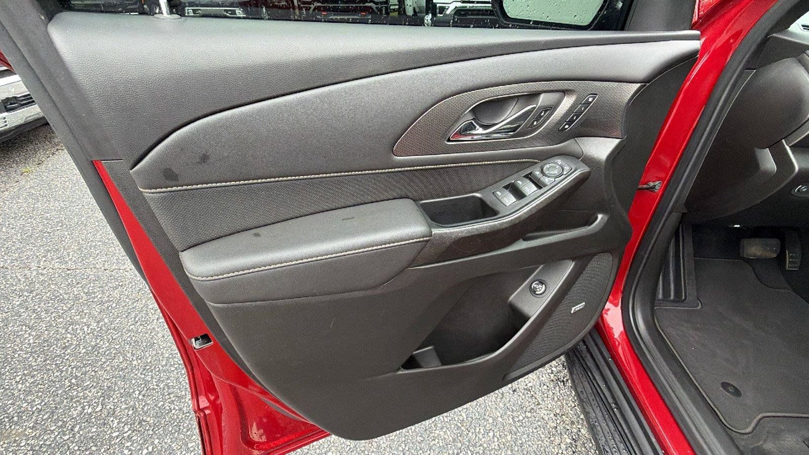 Used 2023 Chevrolet Traverse Premier FWD image 15