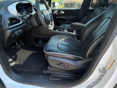Used 2025 Chrysler Pacifica Limited FWD image 16