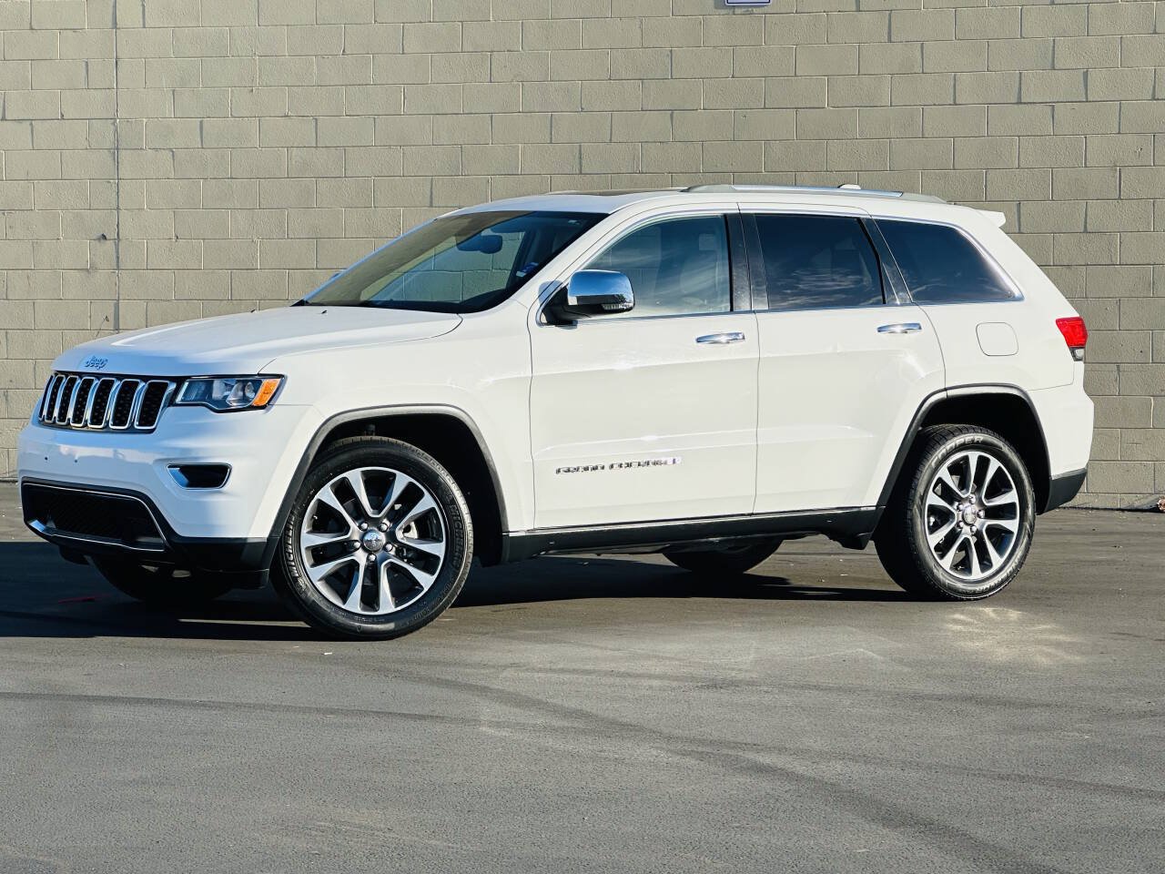 Used 2018 Jeep Grand Cherokee Limited AWD/4WD image 4