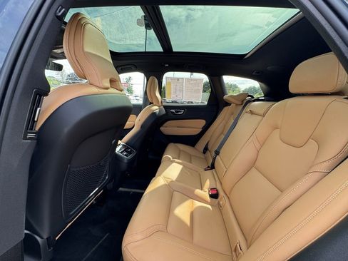 Used 2022 Volvo XC60 B5 Inscription w/ Climate Package image 14