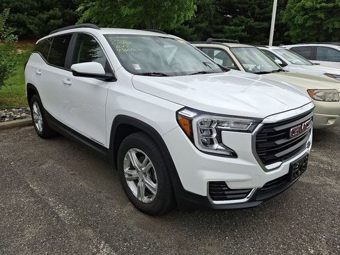 Used 2022 GMC Terrain SLE w/ Driver Convenience Package FWD image 3