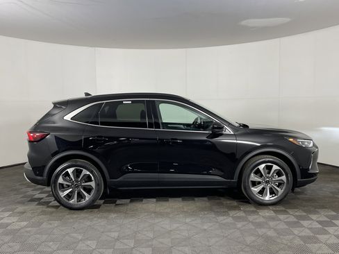 Used 2023 Ford Escape Platinum w/ Premium Technology Package image 5