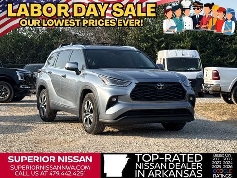 Used 2021 Toyota Highlander XLE FWD image 1