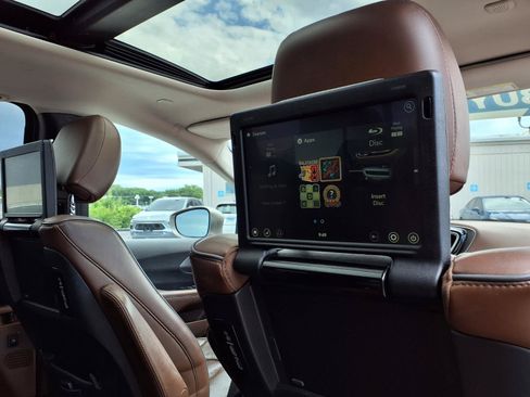 Used 2017 Chrysler Pacifica Limited w/ UConnect Theater Package FWD image 28