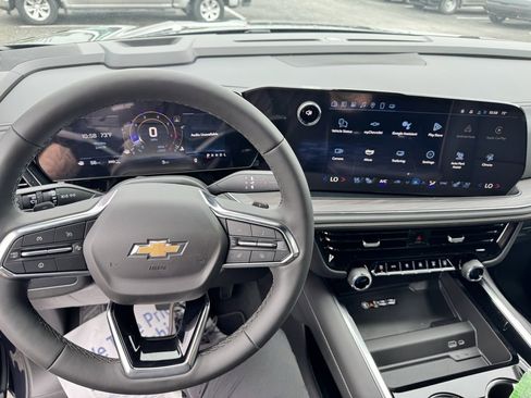 New 2025 Chevrolet Suburban Premier image 18