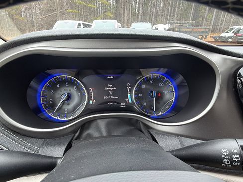 Used 2021 Chrysler Pacifica Touring-L w/ Uconnect Theater Family Group image 30