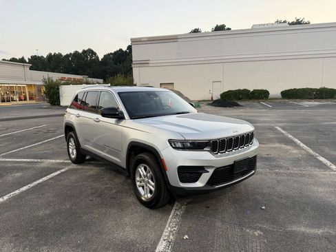 Used 2023 Jeep Grand Cherokee Laredo AWD/4WD image 2