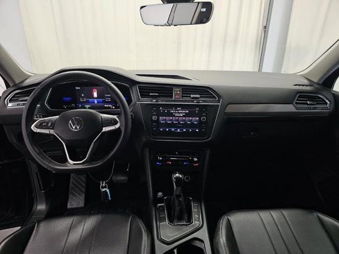 Used 2022 Volkswagen Tiguan SE w/ Panoramic Sunroof Package FWD image 6