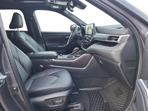 Used 2024 Toyota Highlander XLE image 31