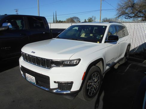 Used 2024 Jeep Grand Cherokee L Limited w/ Luxury Tech Group II image 3