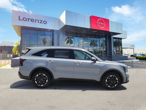 Used 2025 Kia Sorento S w/ Panoramic Sunroof Package FWD image 4