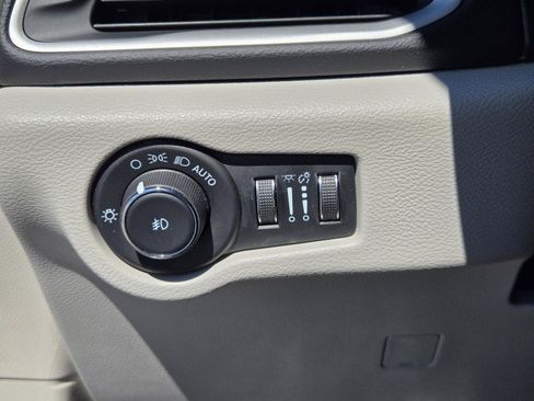Used 2023 Chrysler Pacifica Touring-L FWD image 19