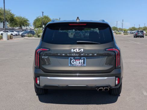 Used 2025 Kia Telluride EX w/ EX Captain's Chair Package FWD image 4