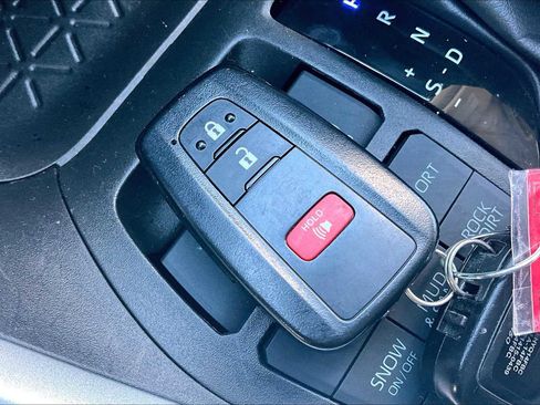 Used 2021 Toyota RAV4 XLE image 30