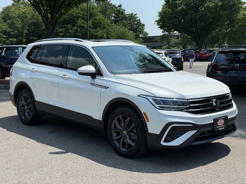 Used 2023 Volkswagen Tiguan SE w/ Panoramic Sunroof Package AWD/4WD image 1