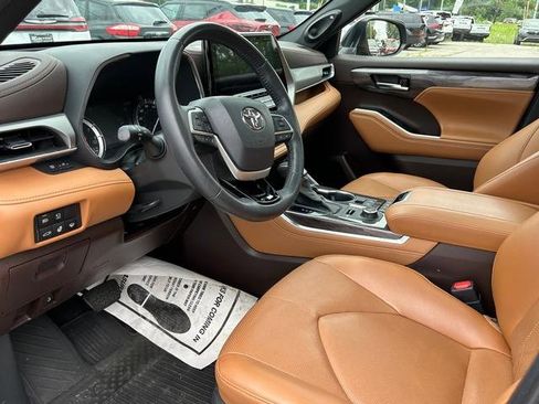 Used 2022 Toyota Highlander Platinum image 11