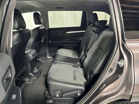 Used 2019 Toyota Highlander Plus AWD/4WD image 5