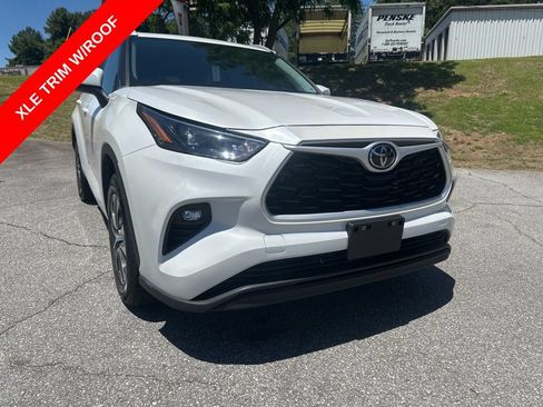 Used 2023 Toyota Highlander XLE FWD image 1