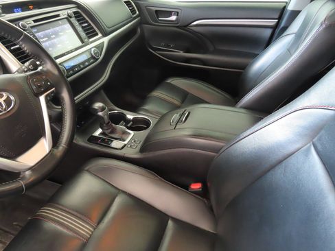 Used 2019 Toyota Highlander SE w/ Nightshade Edition FWD image 23