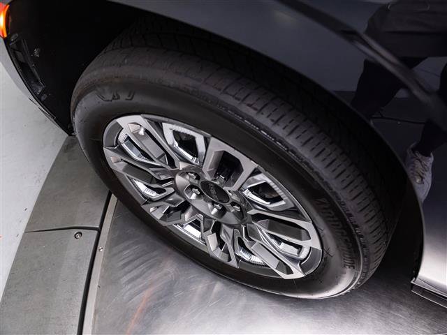 Used 2023 GMC Yukon XL Denali Ultimate AWD/4WD image 13